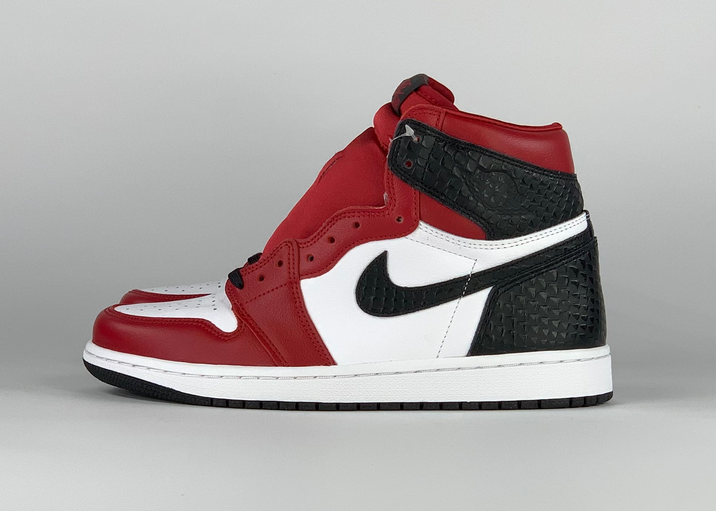 Jordan 1 Retro High Satin Snake Chicago (W)